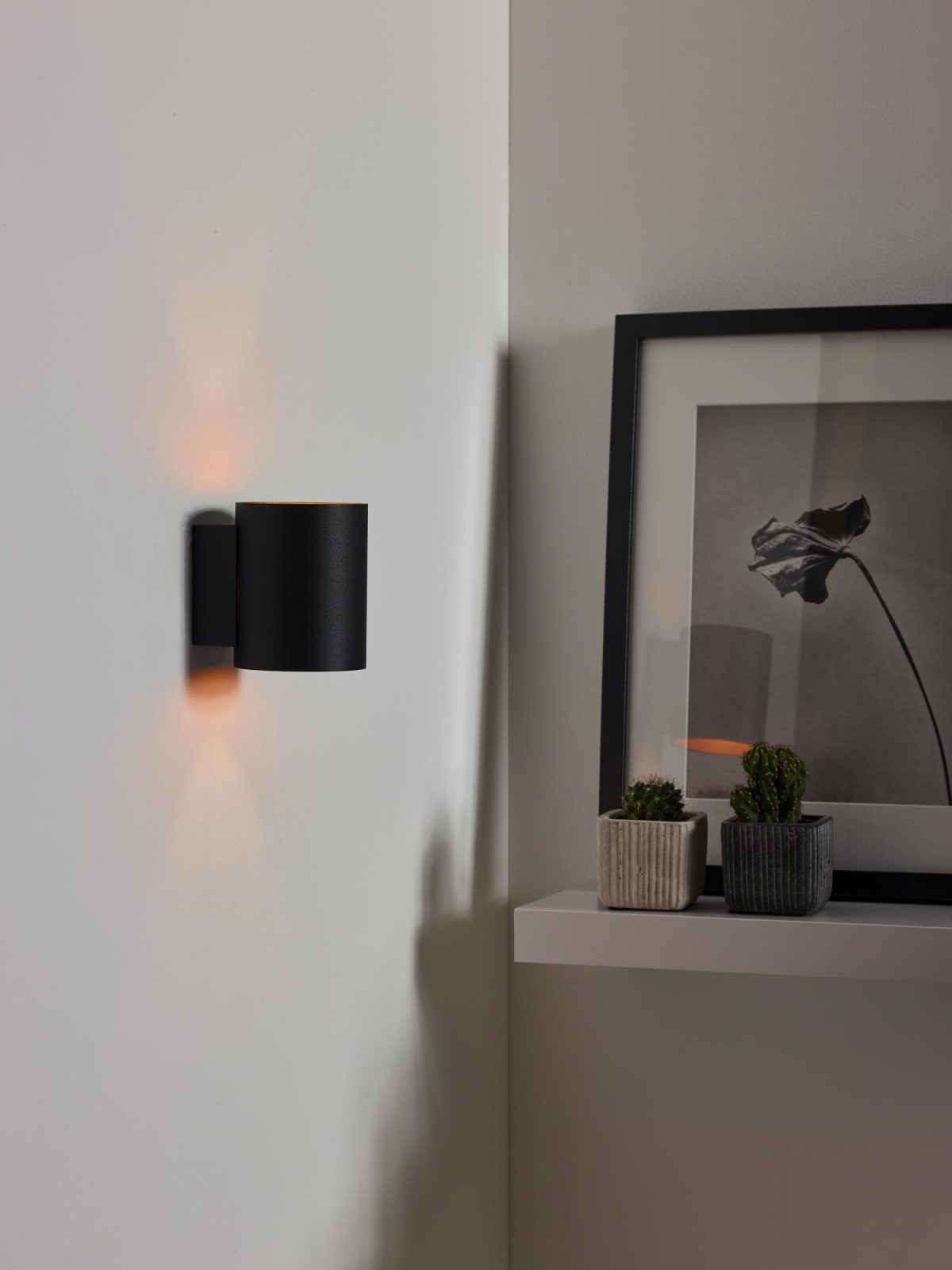 Kleine ronde zwarte wandlamp Lucide Xera