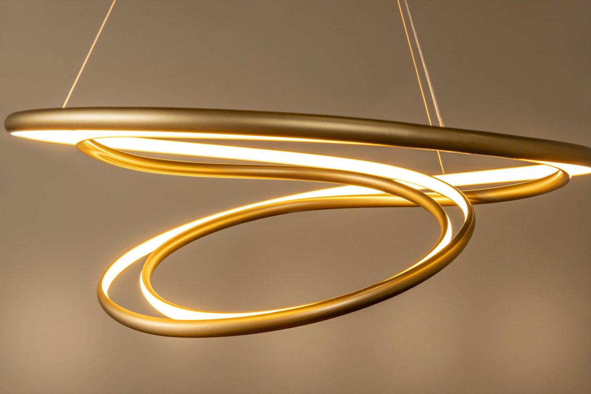 Gouden hanglamp boven een eettafel