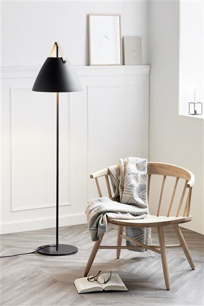 Nordlux Strap Stehlampe weiß Metall E27 mit Lederriemen, 360 mm