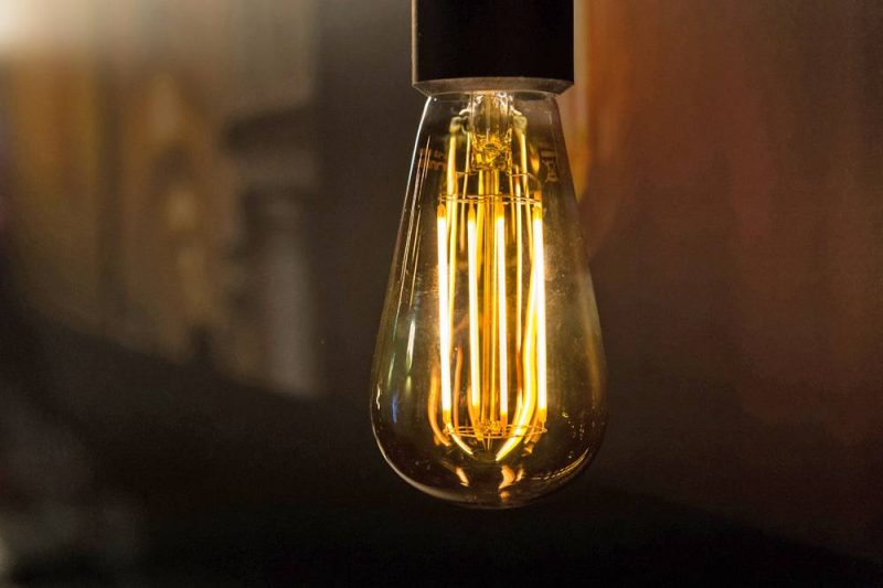 ST64 kooldraadlamp LED filament E27 6W dimbaar amber
